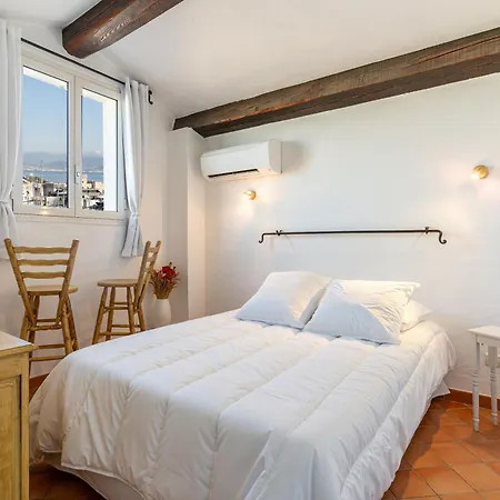 La Perle Du Vieil Antibes, Plage, Remparts A Pied