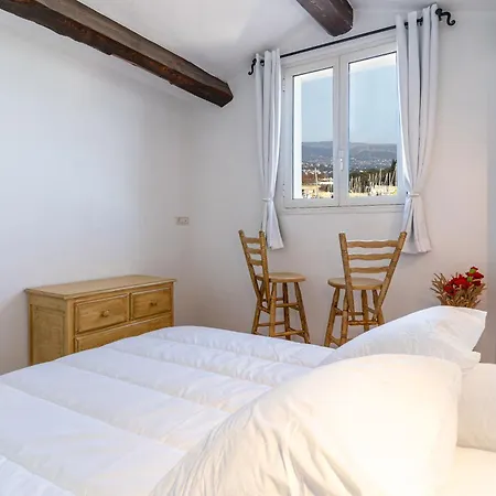 La Perle Du Vieil Antibes, Plage, Remparts A Pied