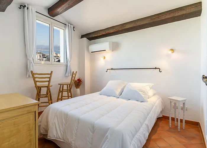 La Perle Du Vieil Antibes, Plage, Remparts A Pied