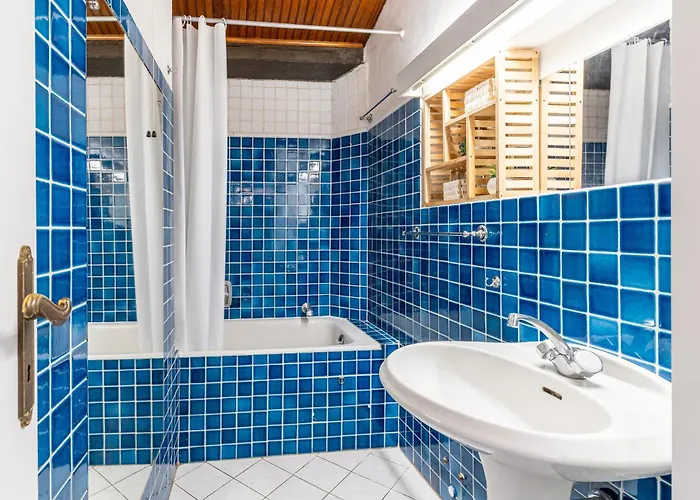 La Perle Du Vieil Antibes, Plage, Remparts A Pied