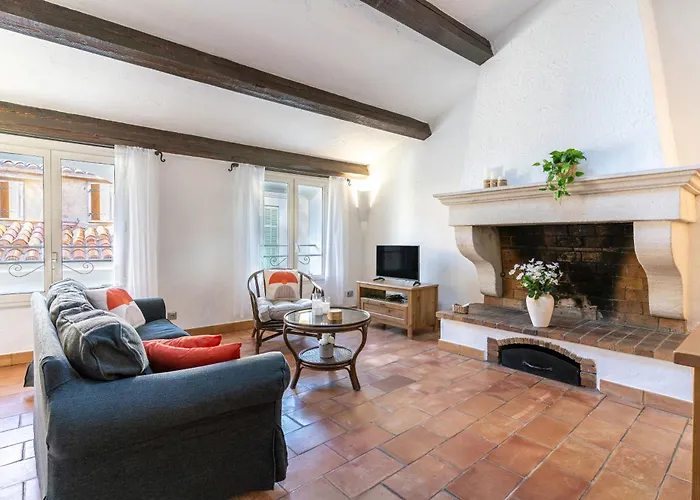 La Perle Du Vieil Antibes, Plage, Remparts A Pied